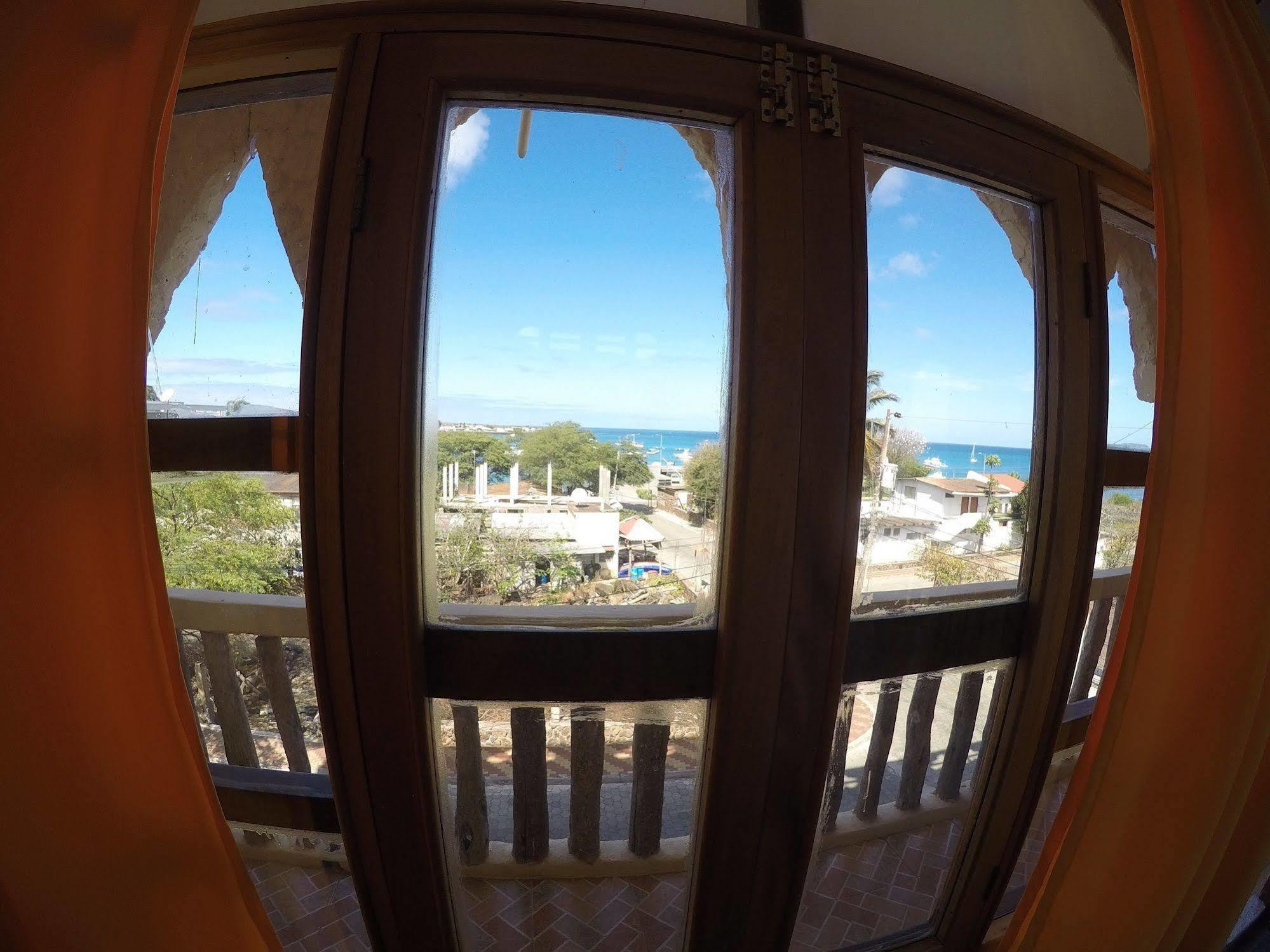 Royal Galapagos Inn Пуерто-Бакерісо-Морено Екстер'єр фото